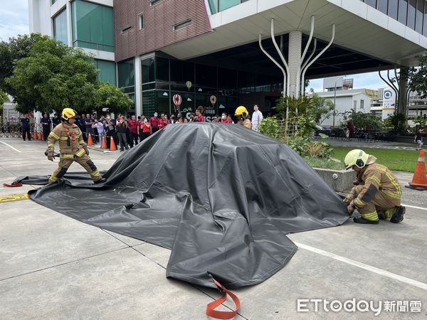 ▲台南市消防局29日上午舉行「搶救器材滅火毯6件捐贈儀式」，由黑橋牌企業公司董事長陳春利代表捐贈，消防局長李明峯代表受贈並頒發感謝狀。（圖／記者林悅翻攝，下同）