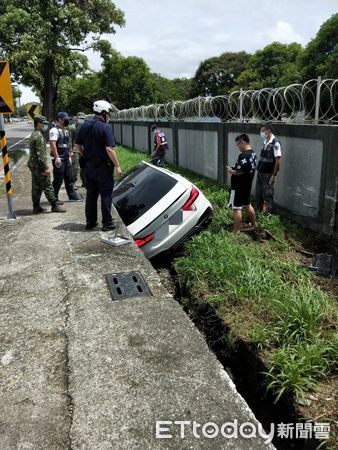 ▲▼BMW卡排水溝。（圖／記者許宥孺翻攝）