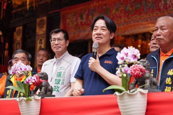 ▲▼賴清德前往「大井頭福德祠」參香祈福。（圖／賴清德競選辦公室提供）