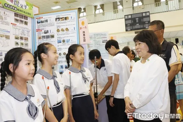 ▲▼   第63屆中小學科展 嘉市獲全國第二名殊榮北興國中師生助聽障人士科展成果開創道路安全新里程  。（圖／嘉義市政府提供）