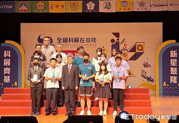 ▲▼   第63屆中小學科展 嘉市獲全國第二名殊榮北興國中師生助聽障人士科展成果開創道路安全新里程  。（圖／嘉義市政府提供）