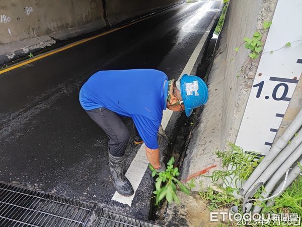 ▲中颱杜蘇芮來襲，雖造成1300餘件的路樹、號誌、電桿的傾倒及大量枝葉掉落等災情，但各區公所集全公所人力及開口契約商及全市府的努力下，傾倒路樹與枝葉垃圾的移除已陸續快速完成，還給市民乾淨安全的市容環境。（圖／記者林悅翻攝，下同）