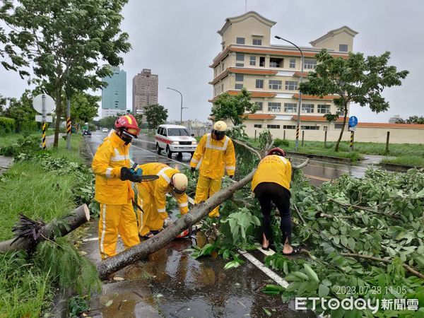 ▲中颱杜蘇芮來襲，雖造成1300餘件的路樹、號誌、電桿的傾倒及大量枝葉掉落等災情，但各區公所集全公所人力及開口契約商及全市府的努力下，傾倒路樹與枝葉垃圾的移除已陸續快速完成，還給市民乾淨安全的市容環境。（圖／記者林悅翻攝，下同）