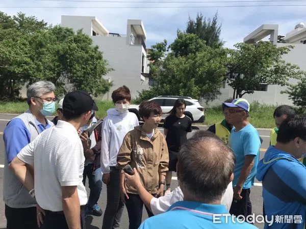 ▲台南市城西街一段60巷及61巷發生淹水的狀況，而且淹水高度超過30公分，就算雨停了，淹水消退的狀況也非常緩慢，立委陳亭妃、議員陳怡珍舉行現場會勘。（圖／記者林悅翻攝，下同）