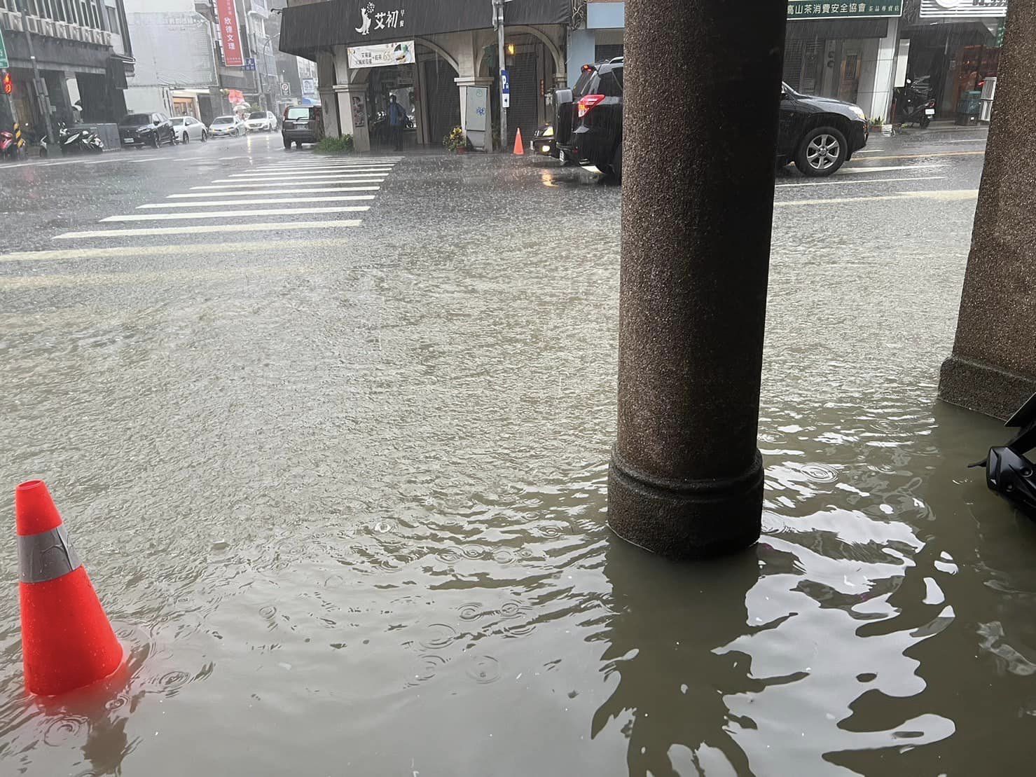 ▲台中多處馬路、騎樓積水。（圖／翻攝自Facebook／江肇國）