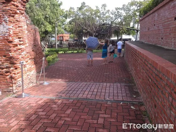 ▲杜蘇芮颱風衝擊台南，目前包括赤崁樓、安平古堡、水交社等9成以上園區已經恢復營運；眾所矚目的「台江阿嬤」也安然挺過風雨，策展團隊已經完成整理，重新開放民眾參觀。（圖／記者林悅翻攝，下同）