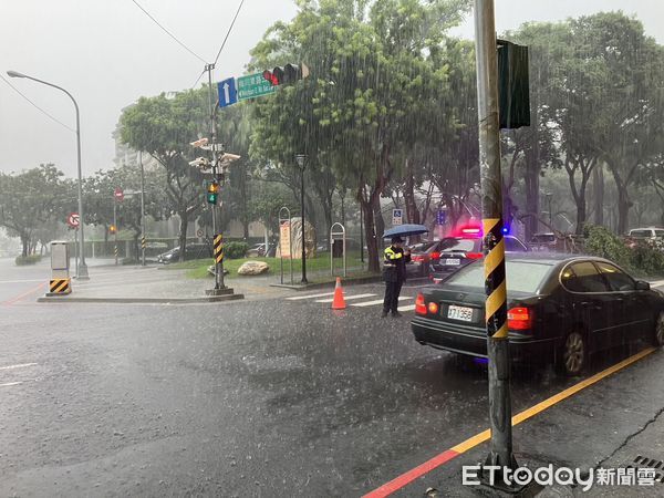 ▲▼台中市下午下起大雷雨，太原路一棵路樹壓毀休旅車。（圖／民眾提供，下同）