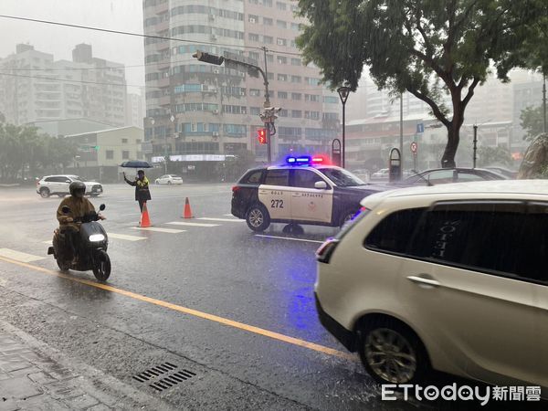 ▲▼台中市下午下起大雷雨，太原路一棵路樹壓毀休旅車。（圖／民眾提供，下同）