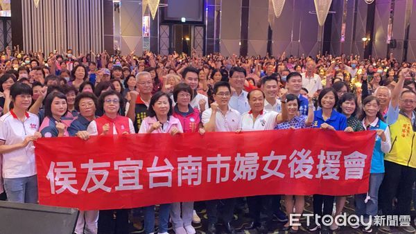 ▲中國國民黨台南市黨部舉辦「婦女領袖高峰會」，舉辦各區新任暨卸任婦女會理事長授證典禮，近千人出席蒞臨氣勢強且人氣旺。（圖／記者林悅翻攝，下同）