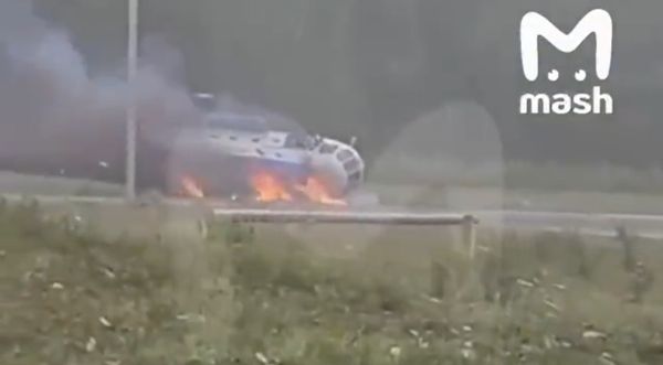 ▲▼俄羅斯一架Mi-8直升機，即將落地時掃到電線桿墜毀。（圖／翻攝自微博）