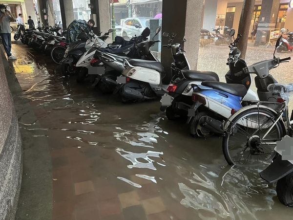 ▲台中多處馬路、騎樓積水。（圖／翻攝自Facebook／江肇國）