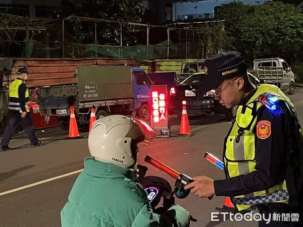 ▲內湖警方利用酒駕攔檢宣導禮讓行人的安全行車概念。（圖／記者張君豪翻攝）