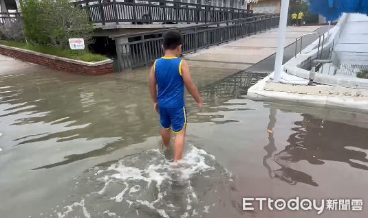 ▲台南北門雙春的沙洲被暴潮沖出「水道」，海水直接灌入遊憩區，損壞木棧道等相關設備，恐造成危險。（圖／記者林悅翻攝，下同）