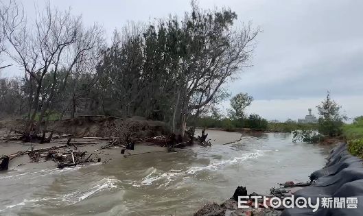 ▲台南北門雙春的沙洲被暴潮沖出「水道」，海水直接灌入遊憩區，損壞木棧道等相關設備，恐造成危險。（圖／記者林悅翻攝，下同）