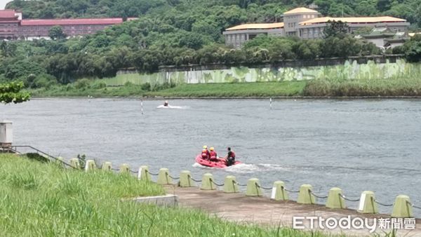 ▲▼       大佳河濱公園男子墜河      。（圖／記者黃彥傑攝）