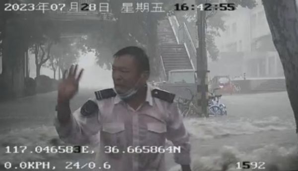 ▲▼陸大暴雨「老翁被沖走」　他開公車「擋住急流」跳水救人。（圖／翻攝微博）