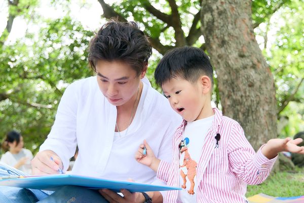 ▲吳東諺帶4歲兒子斗宅寫生比賽。（圖／亞尼克提供）