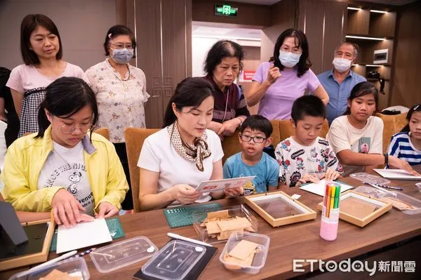 ▲▼ 榕臺中小學生在福州歡聚一堂，共同體驗國家級非物質文化遺產——福州軟木畫的製作流程。           。（圖／福州書畫單位提供）