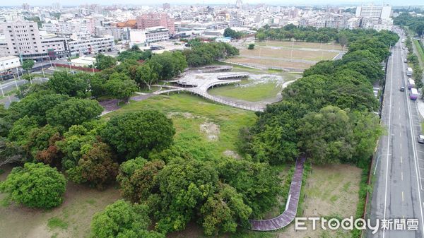 ▲台灣永續能源研究基金會主辦的「2023年亞太暨台灣永續行動獎」，台南市政府共抱得10座大獎，不僅獲獎數比去年還多7項，更排名六都第一，偉哲市長施政表現亮眼。（圖／記者林悅翻攝，下同）