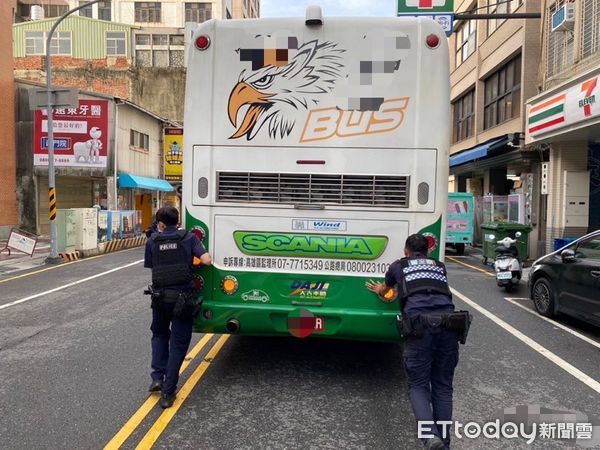 ▲員警化身大力士推行遊覽車之一幕，讓許多民眾好奇佇足圍觀，還以為是警察新式訓練，知道緣由後也為員警之強建體魄稱讚不已。（圖／記者林悅翻攝，下同）