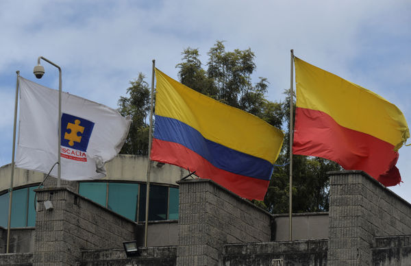 ▲▼哥倫比亞國旗和首都波哥大（Bogota）的旗幟在總檢察長辦公室外飄揚。（圖／路透）