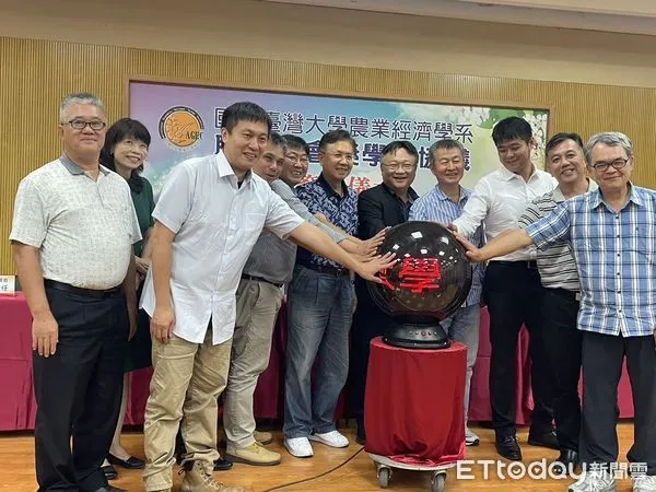 ▲台大農經系與11家農會簽署「聯合農會獎學金協議」。（圖／台大生物資源暨農學院提供）