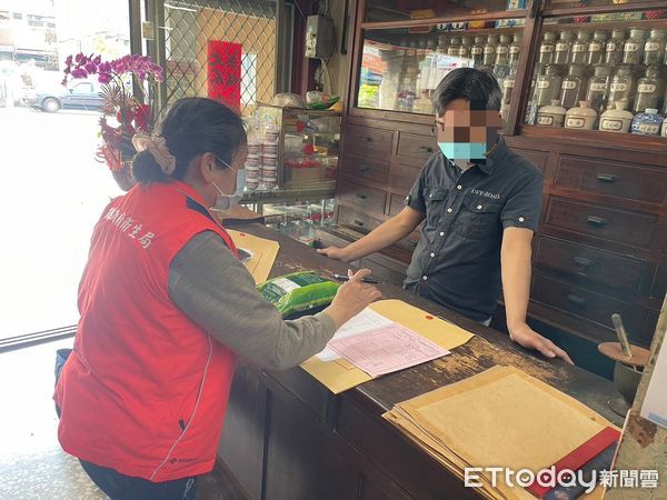 ▲南投衛生局執行中藥材抽驗。（圖／南投縣政府提供）