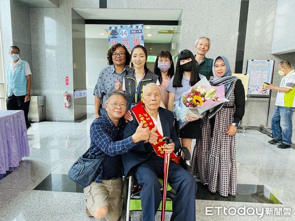 ▲▼ 三重區44位模範父親獲表揚。（圖／記者戴上容翻攝）