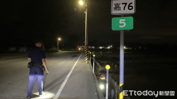 ▲▼  身障婦人深夜落溝渠 民雄巡警即時發現救援 。（圖／民雄分局提供）