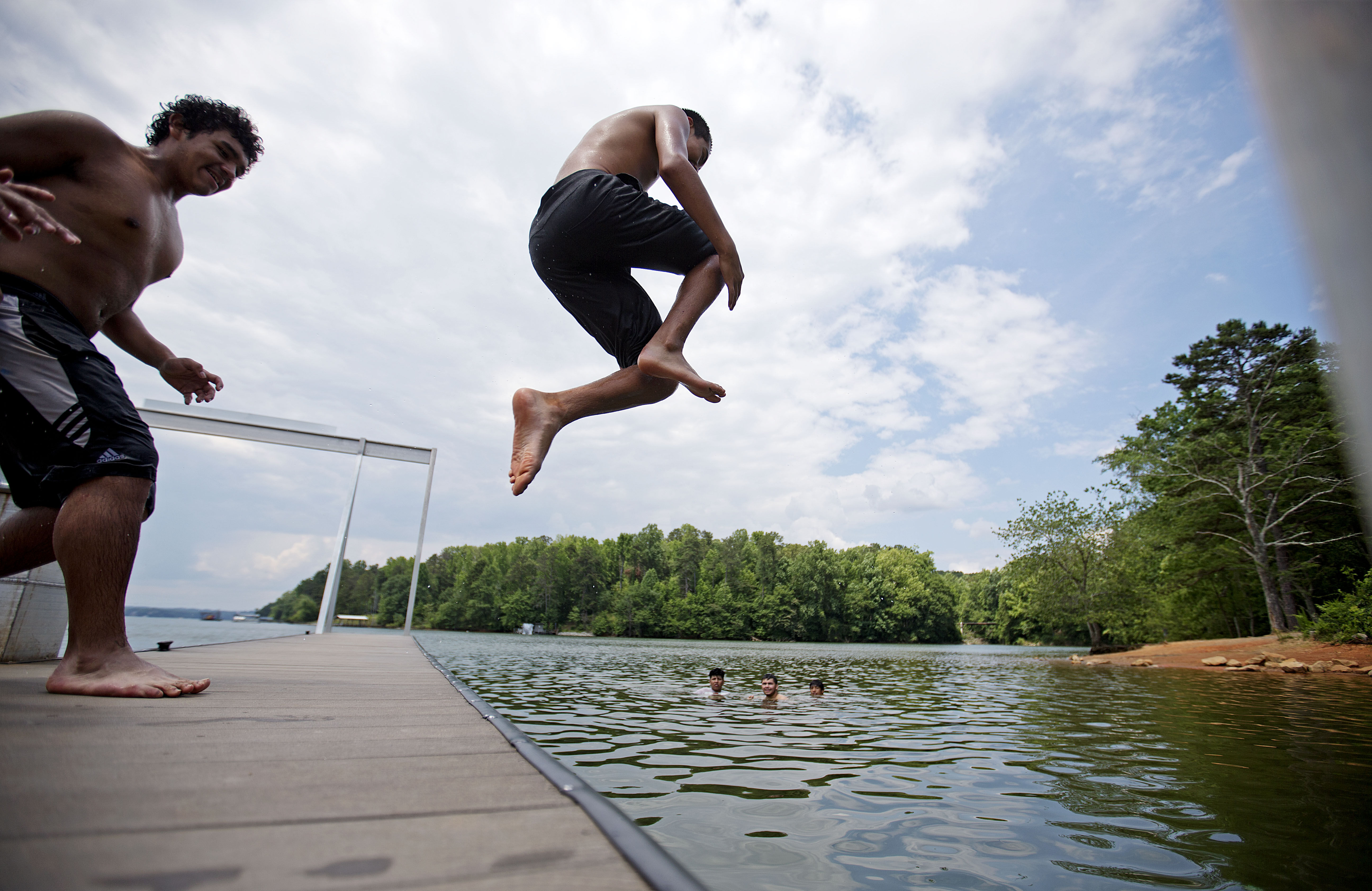 ▲▼美國喬治亞州「拉尼爾湖」（Lake Lanier），一名男子跳入湖中。（圖／達志影像／美聯社）