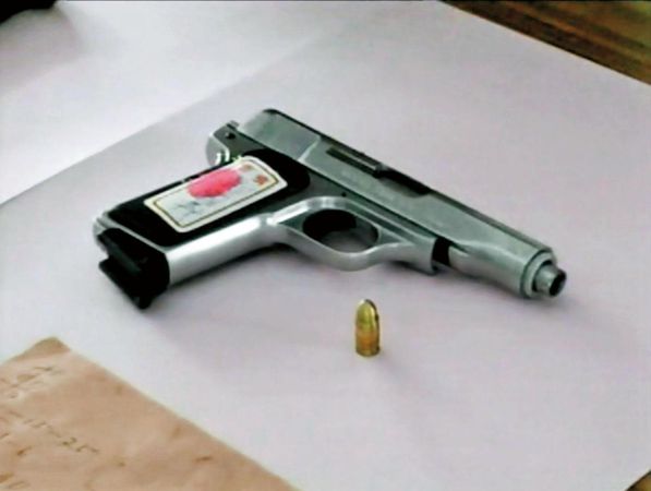 鄭父被警方逮捕時，身上帶著改造手槍，他表示自知難逃法網，決定自殺。（東森新聞提供）