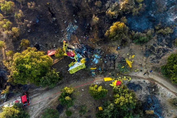 ▲▼希臘尤比亞島（Evia）消防飛機在灑水執行撲滅野火任務時墜毀，2名消防員殉職。（圖／路透）