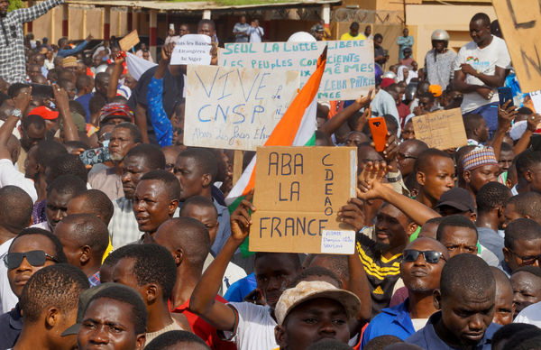 ▲▼  西非國家尼日30日出現上千名力挺政變的示威者。（圖／路透）