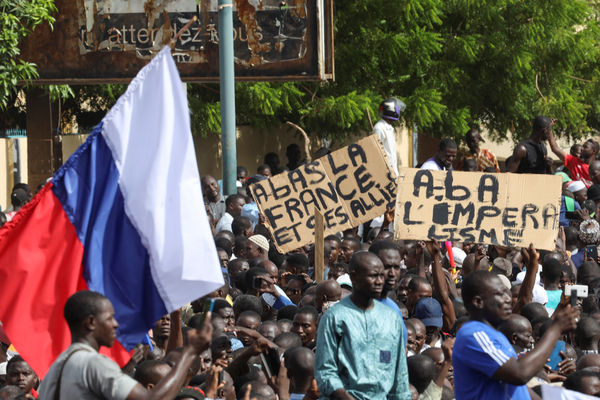 ▲▼  西非國家尼日30日出現上千名力挺政變的示威者。（圖／路透）