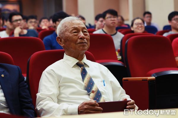 ▲今年95歲的國立成功大學機械系名譽教授李克讓，獲2023年教育部「教育奉獻獎」，門生故舊得悉，都認為確是實至名歸。（圖／記者林悅翻攝，下同）