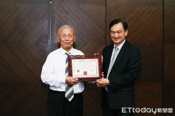 ▲今年95歲的國立成功大學機械系名譽教授李克讓，獲2023年教育部「教育奉獻獎」，門生故舊得悉，都認為確是實至名歸。（圖／記者林悅翻攝，下同）