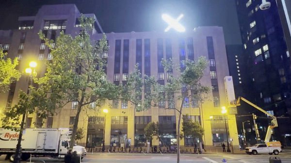 ▲▼ 馬斯克把Twitter更名為X，其位於美國加州舊金山的總部頂樓裝設巨大發光的新Logo。（圖／路透）