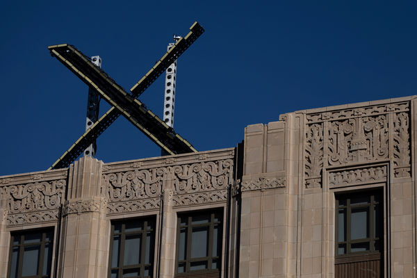 ▲▼ 馬斯克把Twitter更名為X，其位於美國加州舊金山的總部頂樓裝設巨大發光的新Logo。（圖／路透）