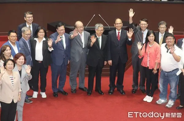 ▲▼外役監條例修正草案三讀  立法院臨時會  陳建仁到議場感謝立委。（圖／記者屠惠剛攝）