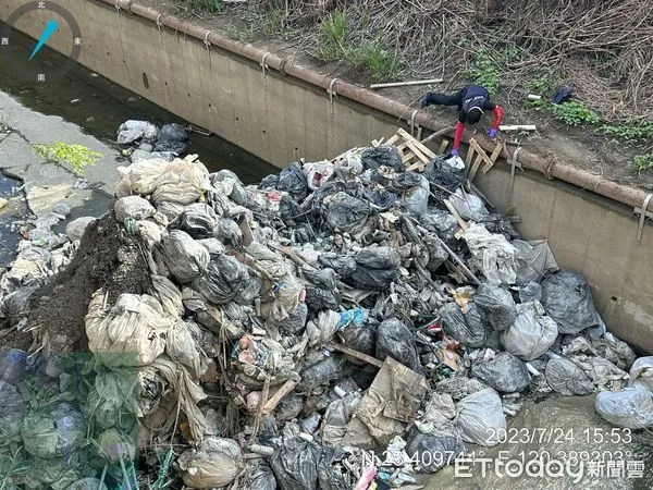 ▲▼  大排半夜遭棄置廢棄物 環警聯手科技執法鎖定可疑兇手 。（圖／嘉義縣政府提供）