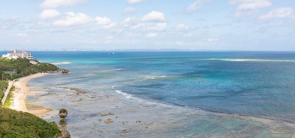 ▲▼沒有人擠人的喧囂！沖繩心型浪漫海「知念岬」，遠遠眺望與湛藍天空交織成一幅絕美風景。（圖／小虎食夢網提供）