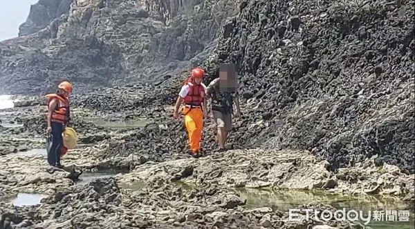 ▲▼綠島女子藍洞拍照遭大浪捲落海，無心跳搶救中。（圖／記者楊漢聲翻攝）