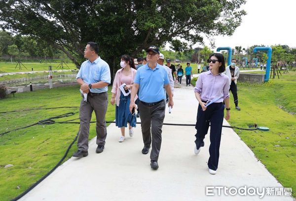 ▲秘書長曾元煌率領多位縣府一級主管會勘西螺森活武樹公園，商討如何推銷雲林觀光新亮點。（圖／記者蔡佩旻翻攝）