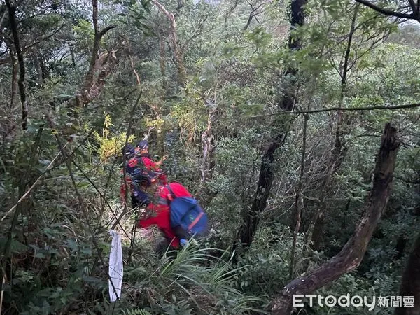 ▲▲▼搜救人員經2天，終找到在礁溪鄉桶後步道登山迷途失聯的廖姓登山客。（圖／記者游芳男翻攝，下同）