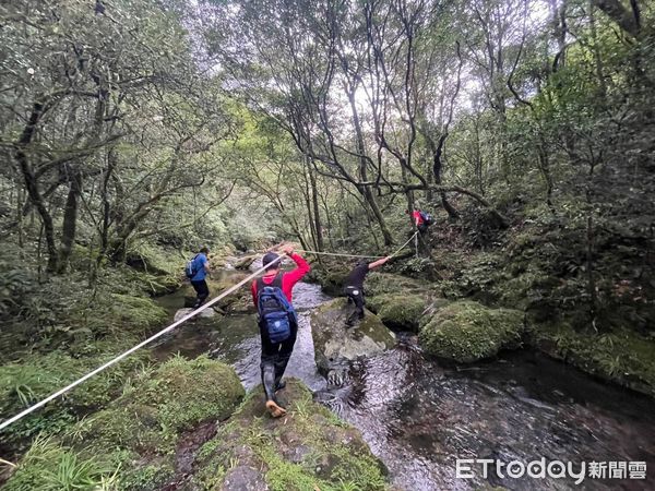 ▲▲▼搜救人員經2天，終找到在礁溪鄉桶後步道登山迷途失聯的廖姓登山客。（圖／記者游芳男翻攝，下同）