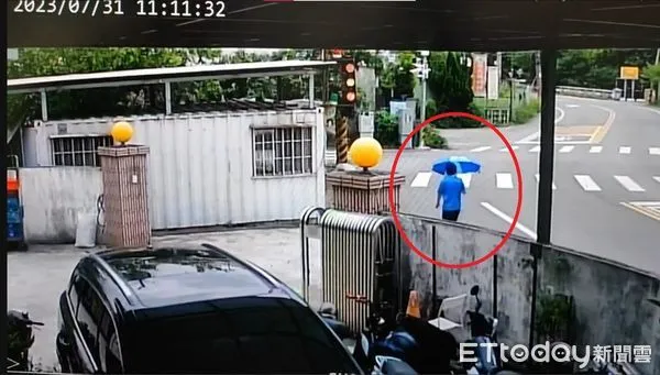 ▲藍衣男子在光天化日下持刀砍人。（圖／民眾提供）