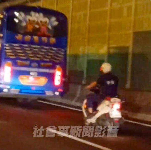 ▲▼遊覽車在新莊區青山路與小客車發生擦撞，遊覽車原本要迴轉到派出所卻直接開上國道，員警騎警用機車鳴笛跟著騎上國道，被民眾拍下放在社會事新聞影音             。（圖／記者陳以昇翻攝）