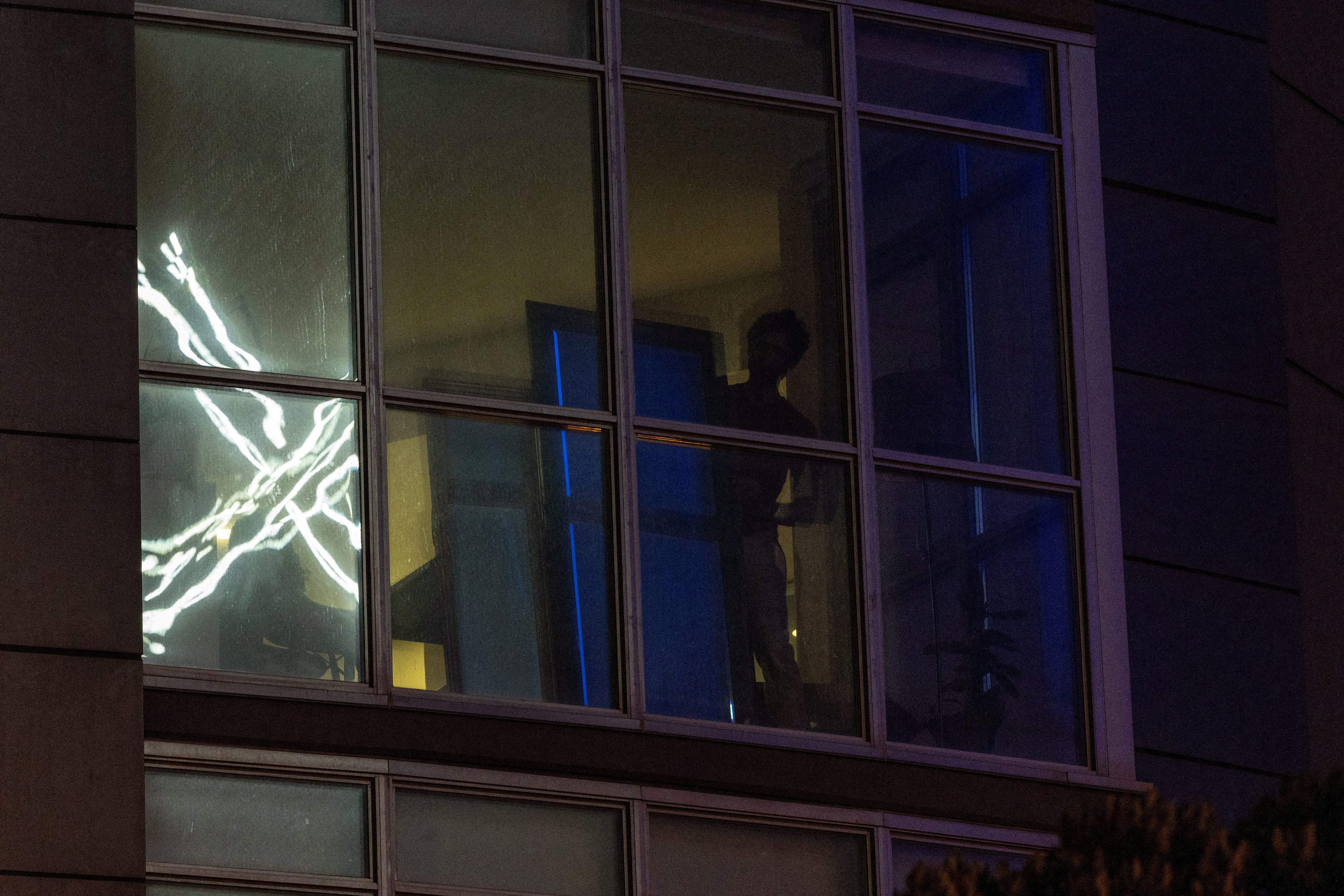 ▲推特舊金山總部頂樓豎起大大的「X」招牌，但到晚間不斷高頻閃爍燈光，引來眾多檢舉和抱怨。（圖／路透）