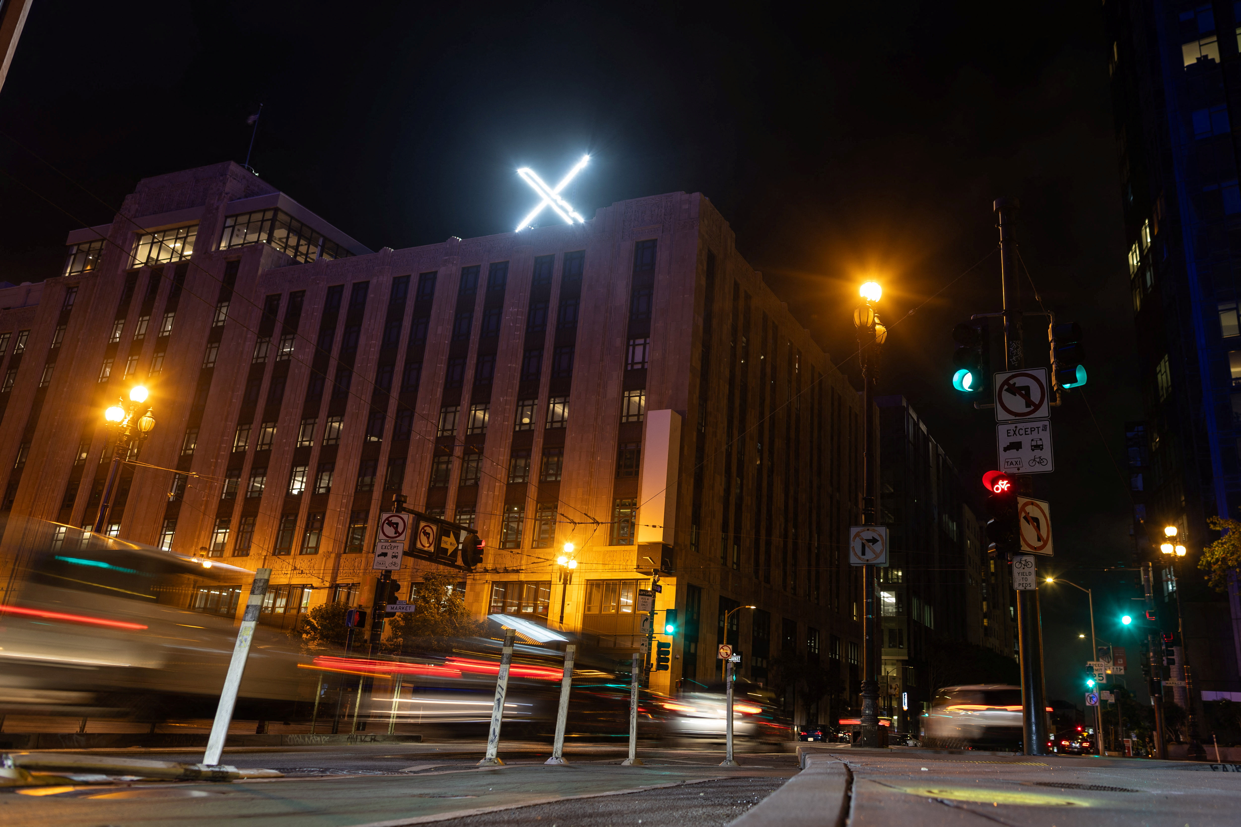 ▲推特舊金山總部頂樓豎起大大的「X」招牌，但到晚間不斷高頻閃爍燈光，引來眾多檢舉和抱怨。（圖／路透）