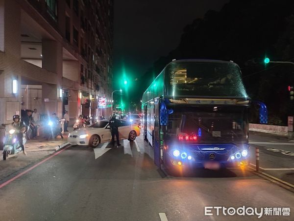 ▲▼遊覽車在新莊區青山路與小客車發生擦撞，遊覽車原本要迴轉到派出所卻直接開上國道，員警騎警用機車鳴笛跟著騎上國道，被民眾拍下放在社會事新聞影音             。（圖／記者陳以昇翻攝）